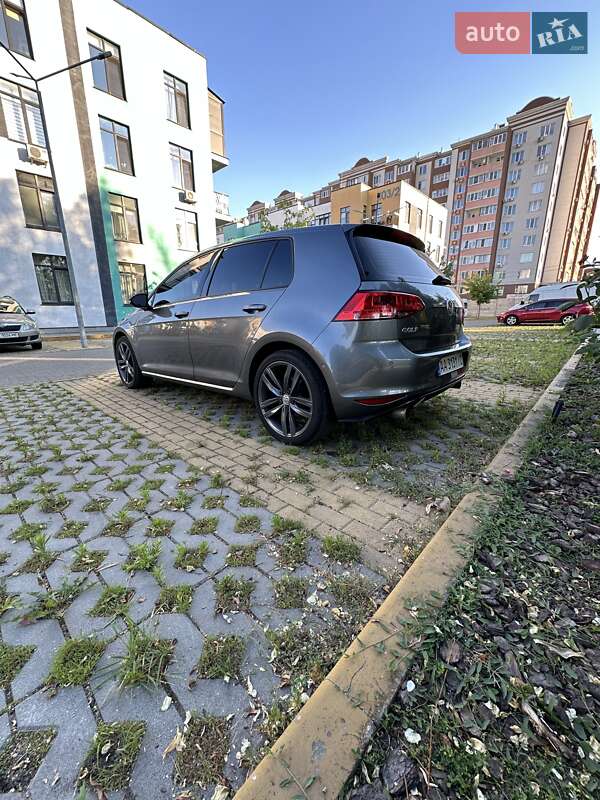 Хетчбек Volkswagen Golf 2015 в Києві