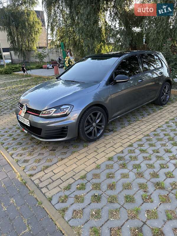 Хетчбек Volkswagen Golf 2015 в Києві