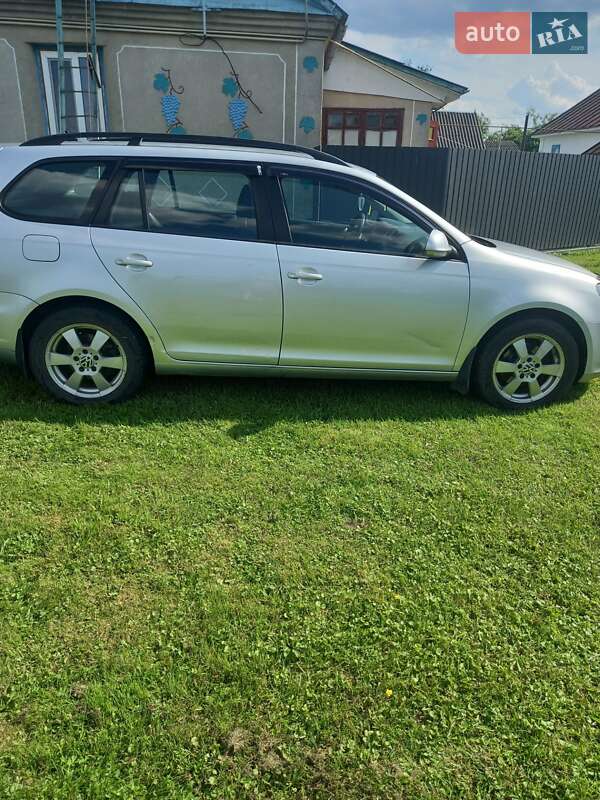 Універсал Volkswagen Golf 2012 в Острозі