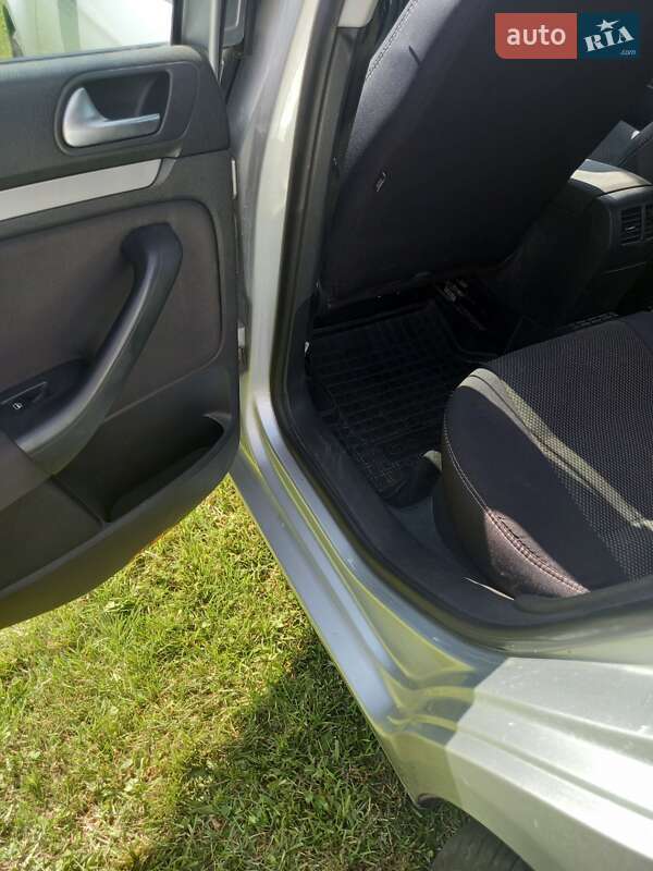 Універсал Volkswagen Golf 2012 в Острозі