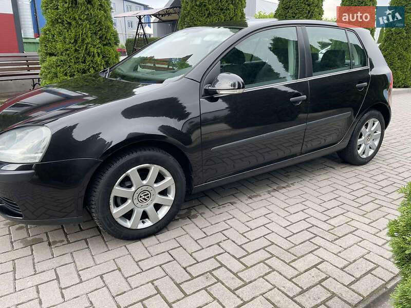 Хэтчбек Volkswagen Golf 2003 в Городке