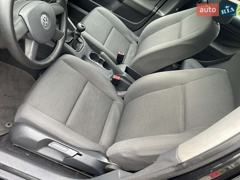 Хэтчбек Volkswagen Golf 2003 в Городке