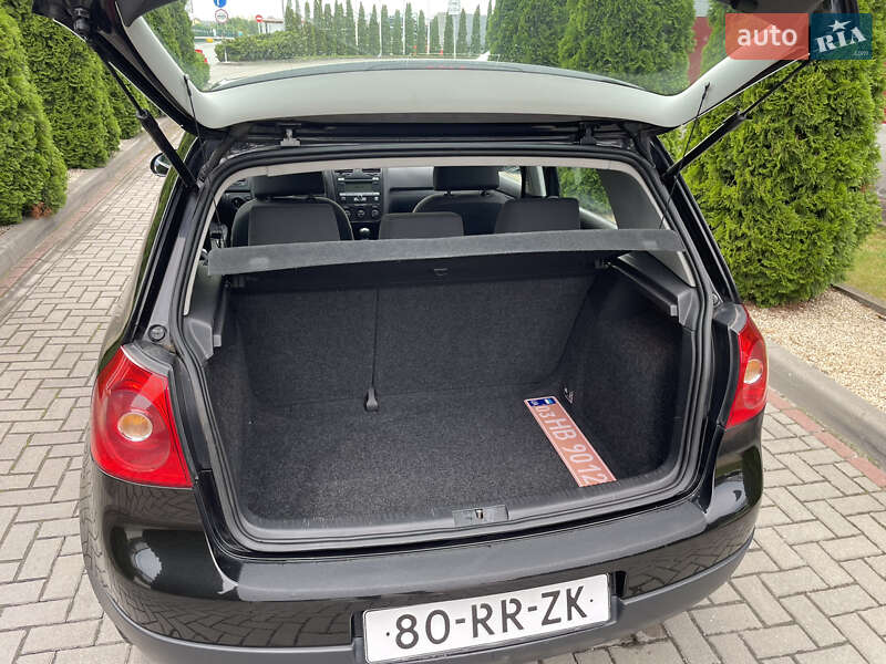 Хэтчбек Volkswagen Golf 2003 в Городке