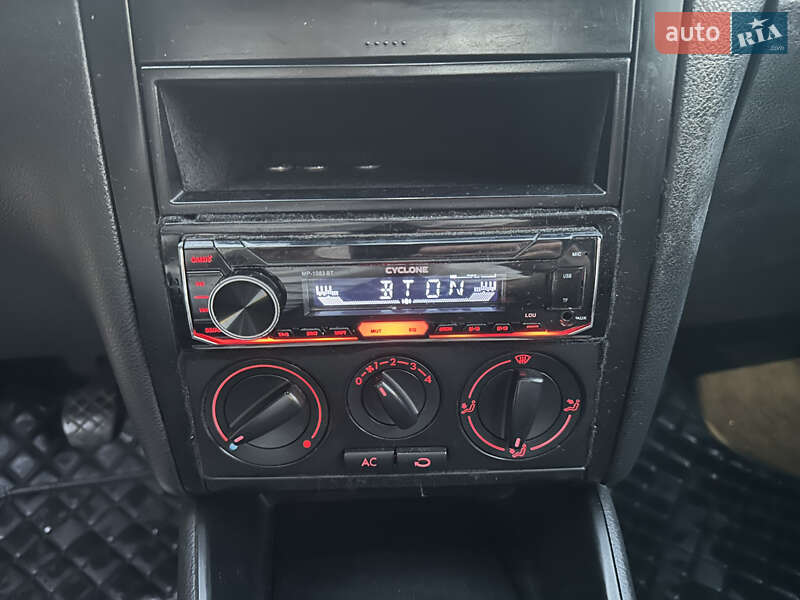 Хетчбек Volkswagen Golf 2003 в Львові