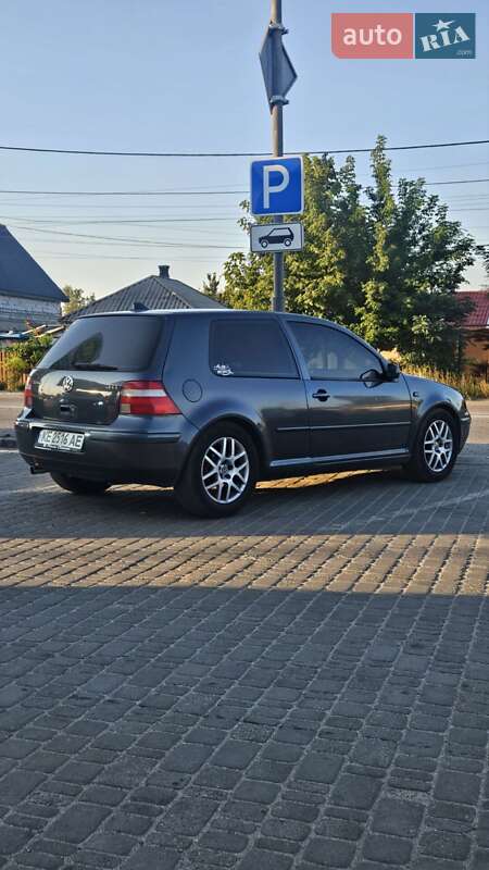 Хэтчбек Volkswagen Golf 2003 в 