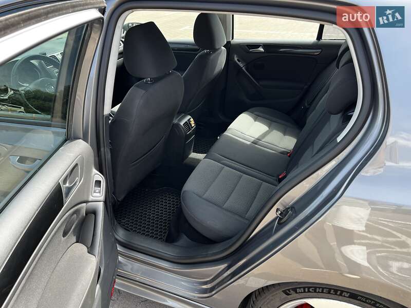 Хэтчбек Volkswagen Golf 2012 в Киеве