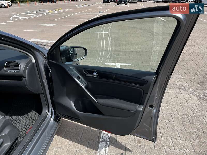 Хэтчбек Volkswagen Golf 2012 в Киеве