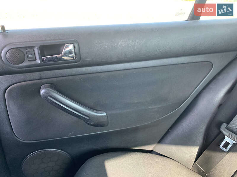 Хетчбек Volkswagen Golf 2003 в Роздільній