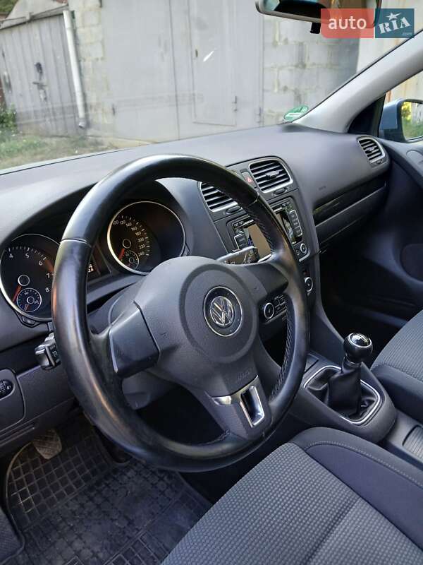Хэтчбек Volkswagen Golf 2010 в Полтаве