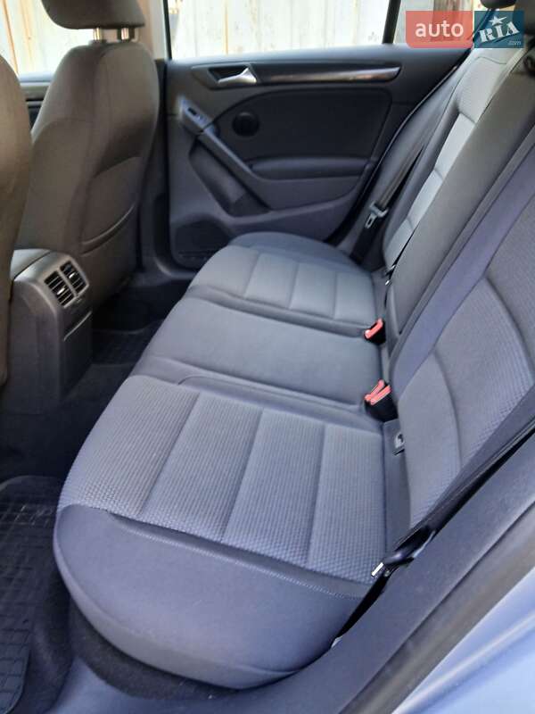 Хэтчбек Volkswagen Golf 2010 в Полтаве