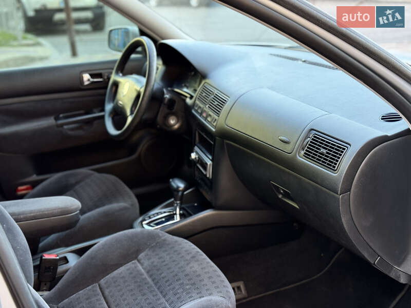 Хетчбек Volkswagen Golf 2001 в Вінниці