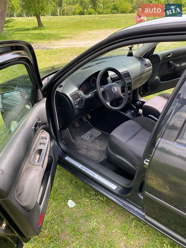 Хэтчбек Volkswagen Golf 2002 в Вознесенске