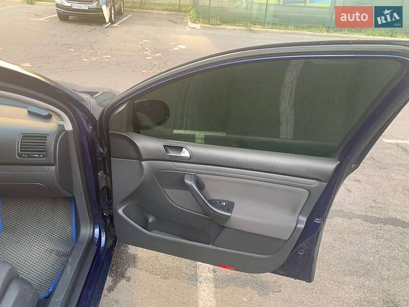 Хэтчбек Volkswagen Golf 2005 в Киеве