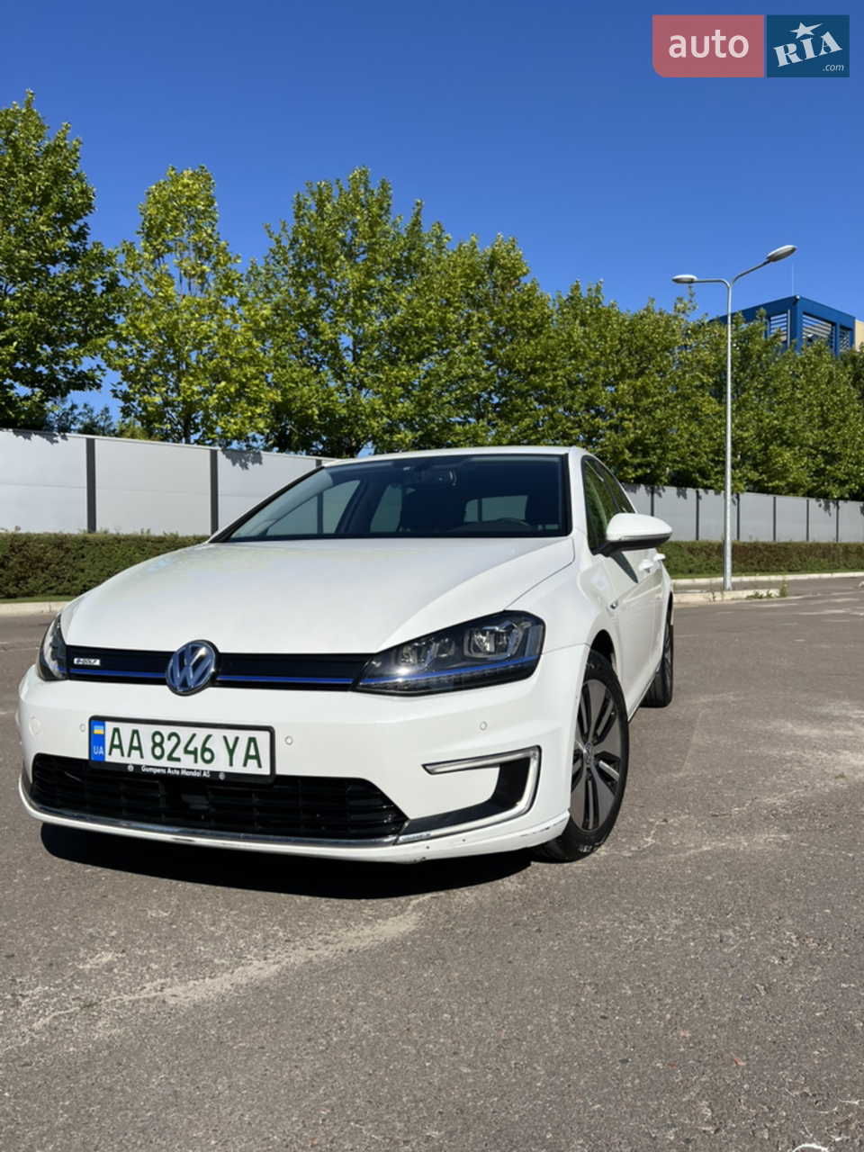 Продаю комфортний та надійний електромобіль для міста. Машина у повній комплектації, доглянута, з двома наборами дисків та двома ключами.
З плюсів:
	•	Підігрів сидінь
	•	Парктроніки 360°
	•	Камера заднього виду
	•	Клімат-контроль
	•	Круїз-контроль
	•	Мультимедійна система
	•	LED-оптика
	•	Датчики світла і дощу
	•	Два комплекти дисків (літні та зимові)
	•	Два ключі
	•	Просторий та комфортний салон
	•	Тиха та економна у використанні
Стан:
Авто у гарному технічному стані, є незначні косметичні царапини (видно на фото та відео).
Купувала як перше авто і успішно користувалася 2 роки
Допомога з продажем не потрібна
