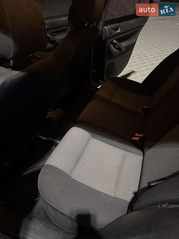 Хетчбек Volkswagen Golf 2003 в Тернополі