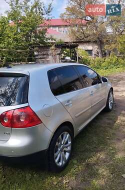 Хетчбек Volkswagen Golf 2005 в Сторожинці