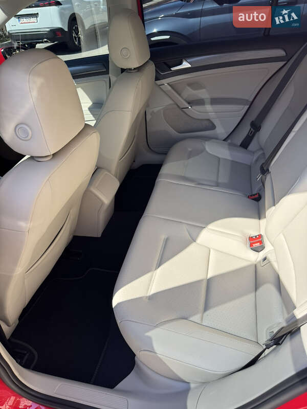 Хетчбек Volkswagen Golf 2017 в Києві