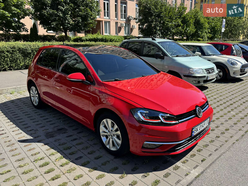 Хетчбек Volkswagen Golf 2017 в Києві