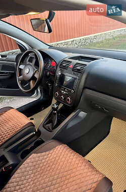 Хетчбек Volkswagen Golf 2005 в Охтирці