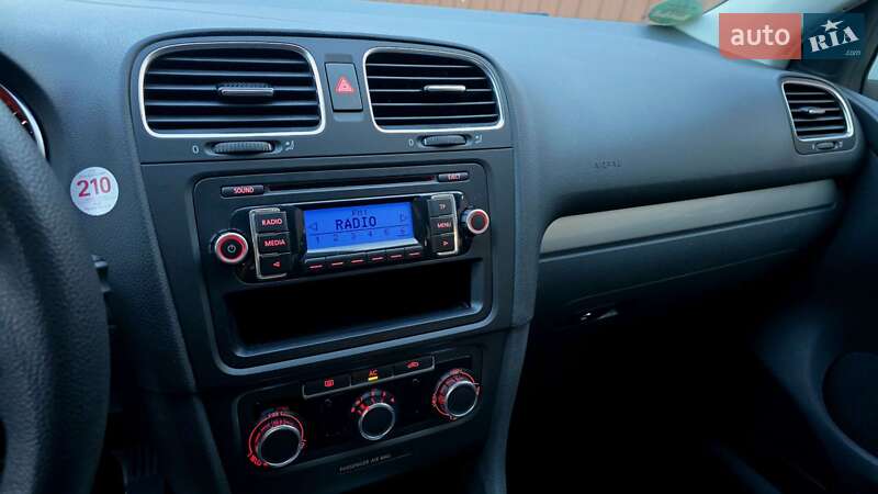 Хэтчбек Volkswagen Golf 2010 в Полтаве