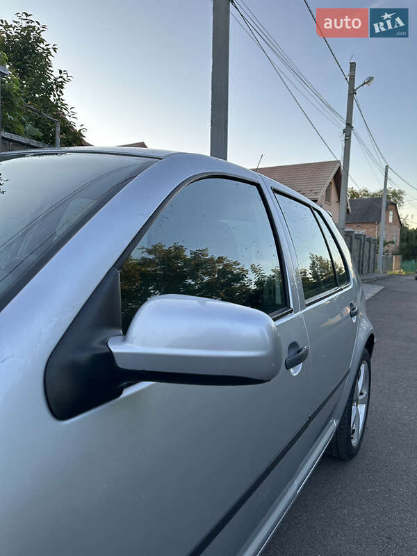 Хетчбек Volkswagen Golf 2001 в Львові