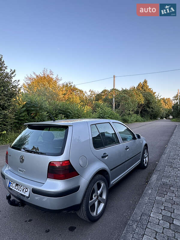 Хетчбек Volkswagen Golf 2001 в Львові