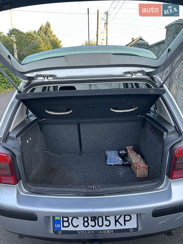 Хетчбек Volkswagen Golf 2001 в Львові