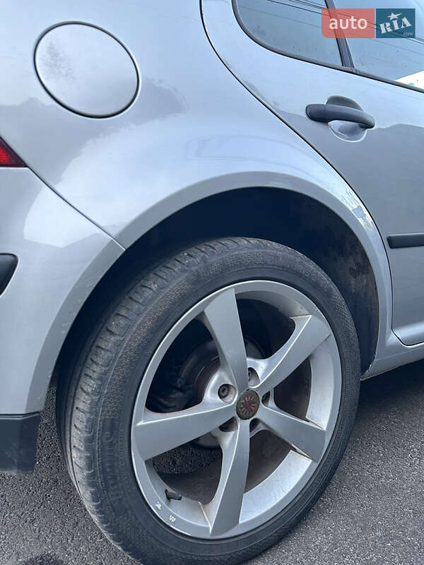 Хетчбек Volkswagen Golf 2001 в Львові