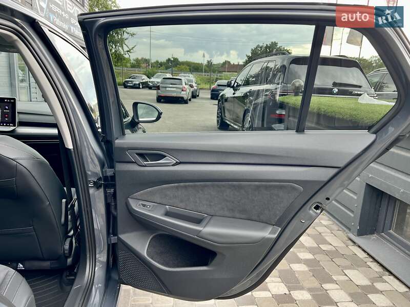 Хетчбек Volkswagen Golf 2024 в Києві
