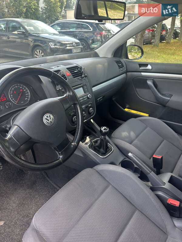 Хетчбек Volkswagen Golf 2005 в Києві