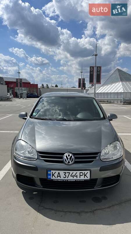 Хэтчбек Volkswagen Golf 2005 в Киеве