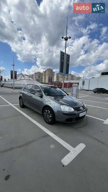 Хэтчбек Volkswagen Golf 2005 в Киеве
