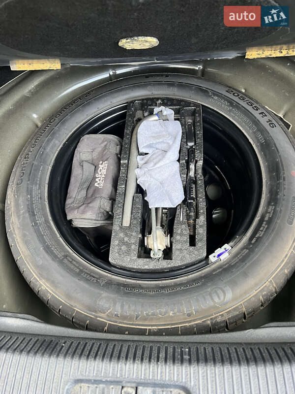 Універсал Volkswagen Golf 2012 в Золочеві