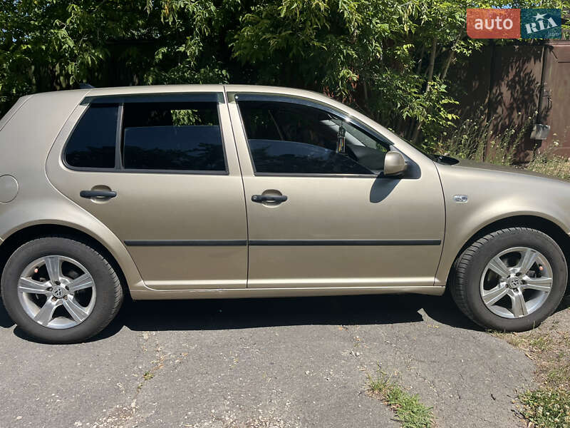 Хэтчбек Volkswagen Golf 2001 в Звенигородке