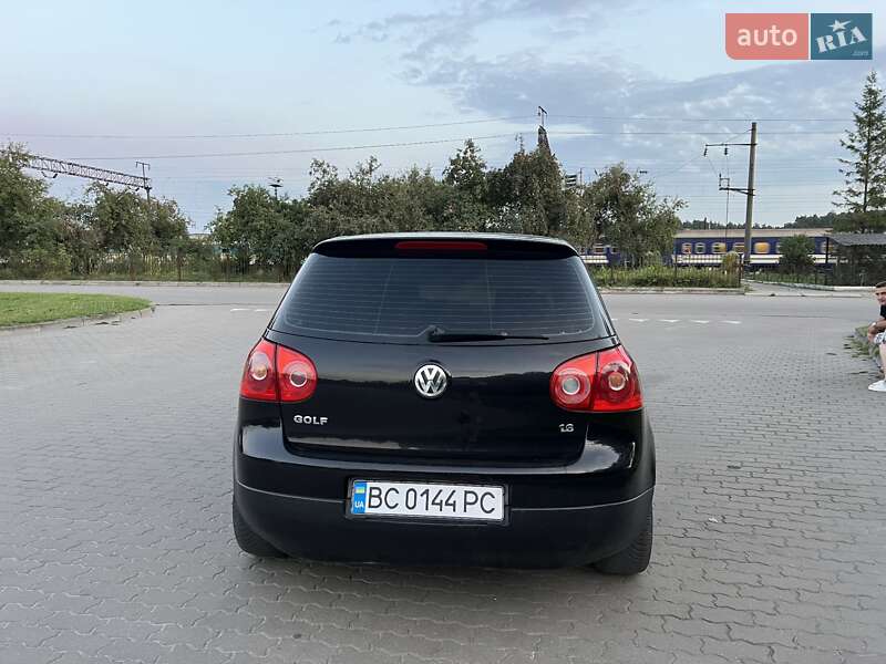 Хетчбек Volkswagen Golf 2004 в Бродах