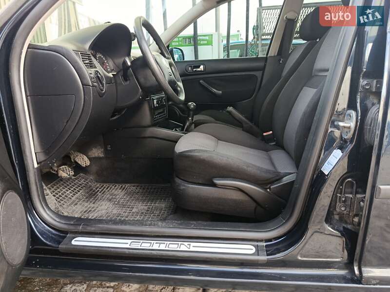 Хэтчбек Volkswagen Golf 2001 в Золочеве