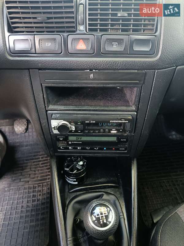 Хэтчбек Volkswagen Golf 2001 в Золочеве