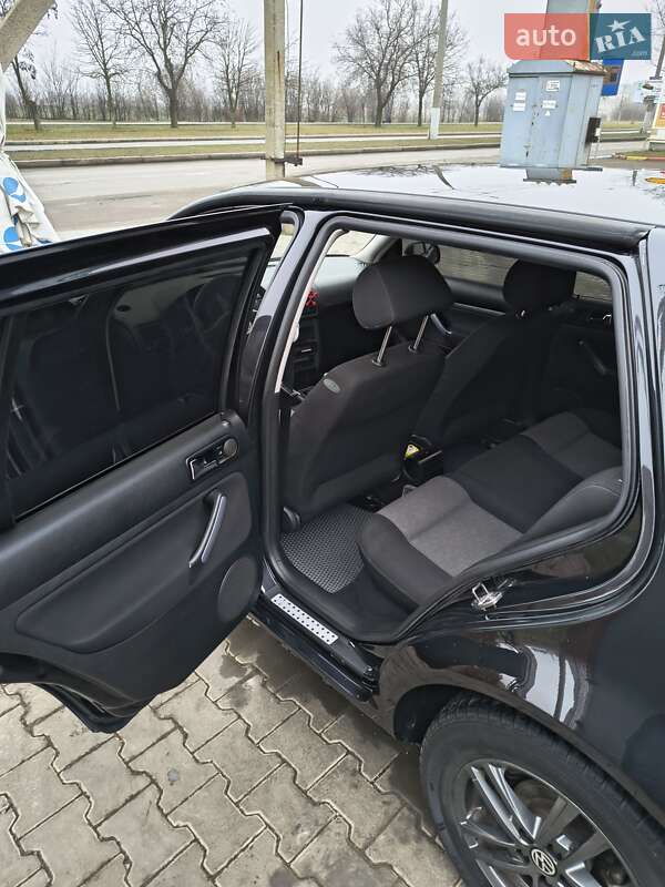 Хэтчбек Volkswagen Golf 2003 в Южном