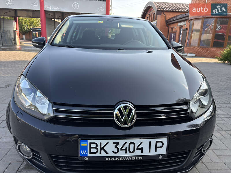 Хэтчбек Volkswagen Golf 2010 в Дубно