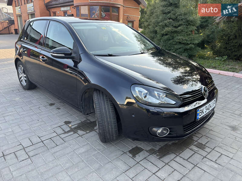 Хэтчбек Volkswagen Golf 2010 в Дубно