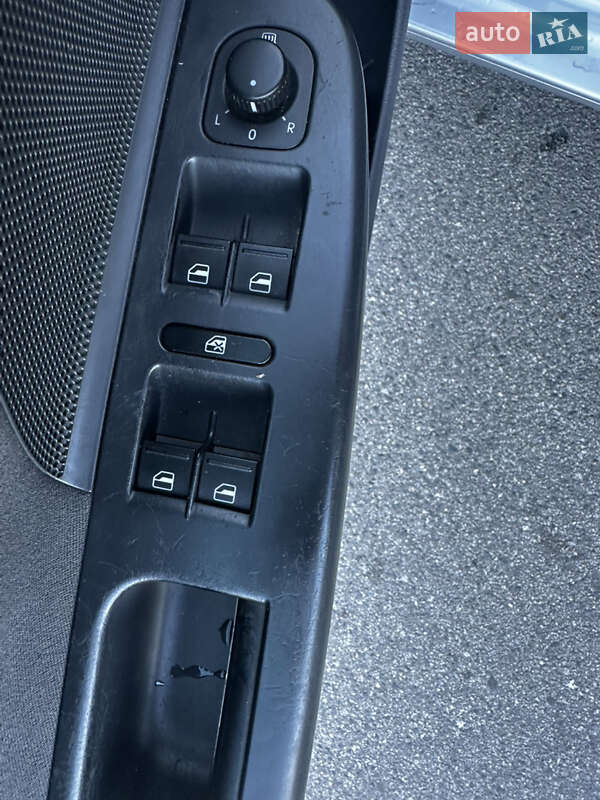 Хетчбек Volkswagen Golf 2006 в Дніпрі