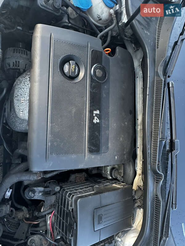 Хетчбек Volkswagen Golf 2006 в Дніпрі