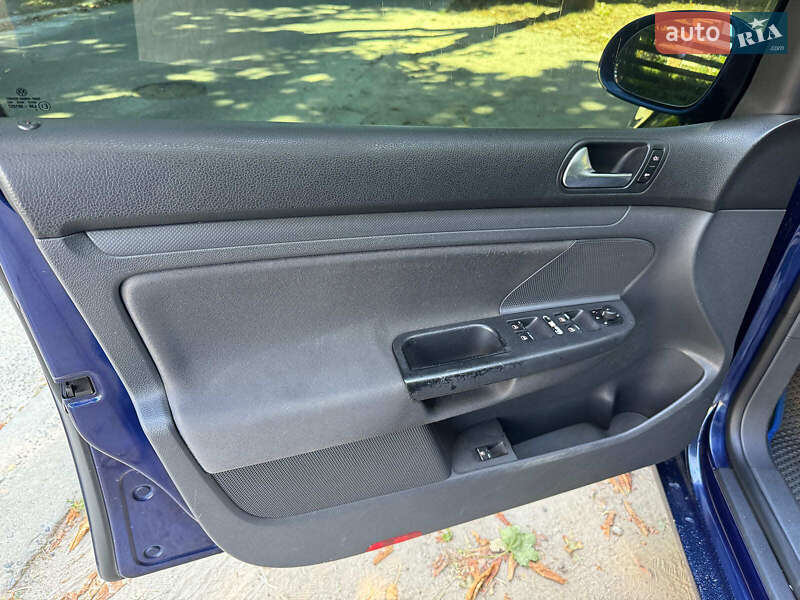 Хетчбек Volkswagen Golf 2005 в Києві