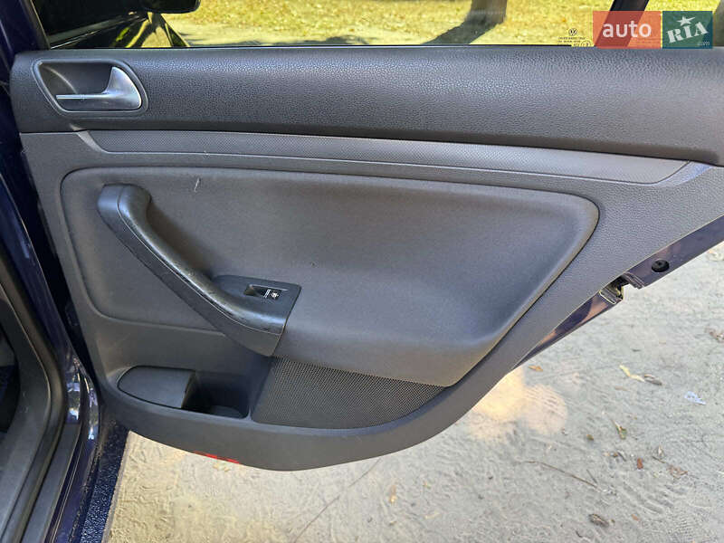 Хетчбек Volkswagen Golf 2005 в Києві