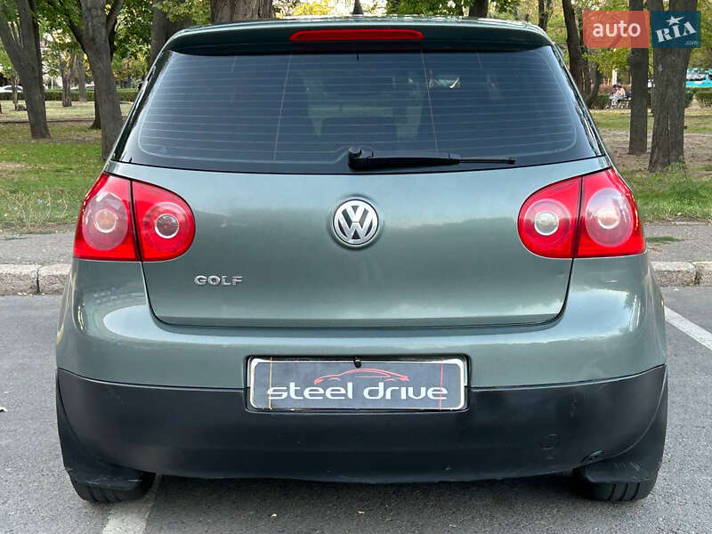Хетчбек Volkswagen Golf 2005 в Миколаєві
