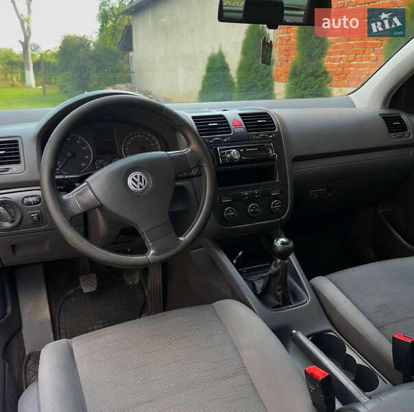 Хетчбек Volkswagen Golf 2005 в Ужгороді