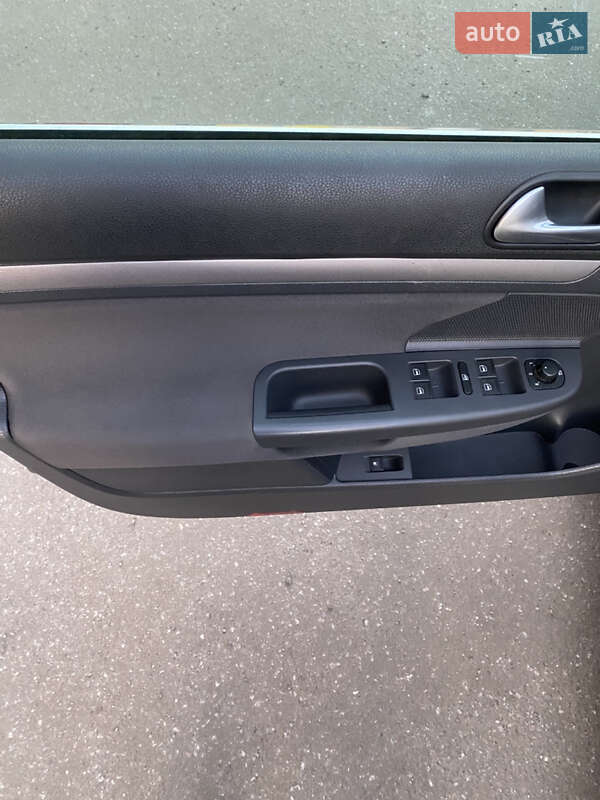 Хетчбек Volkswagen Golf 2007 в Охтирці