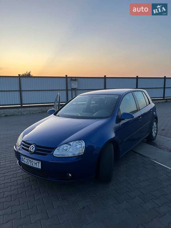 Хэтчбек Volkswagen Golf 2005 в Рожище