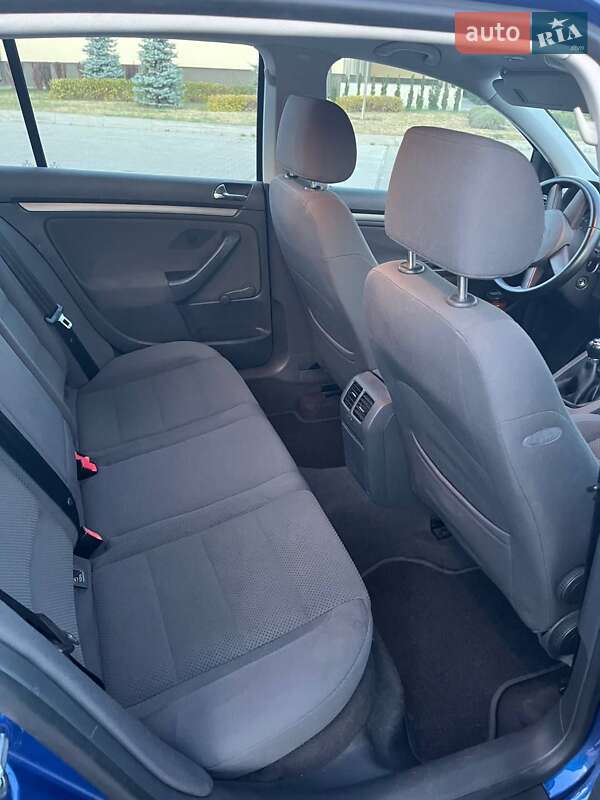 Хэтчбек Volkswagen Golf 2005 в Рожище