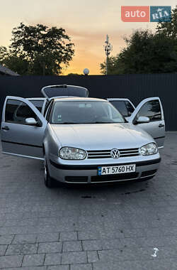 Хэтчбек Volkswagen Golf 2002 в Тысменице